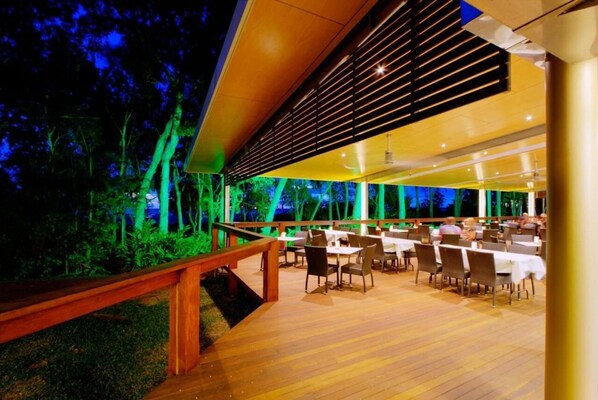 2 restaurantes; se sirven desayunos