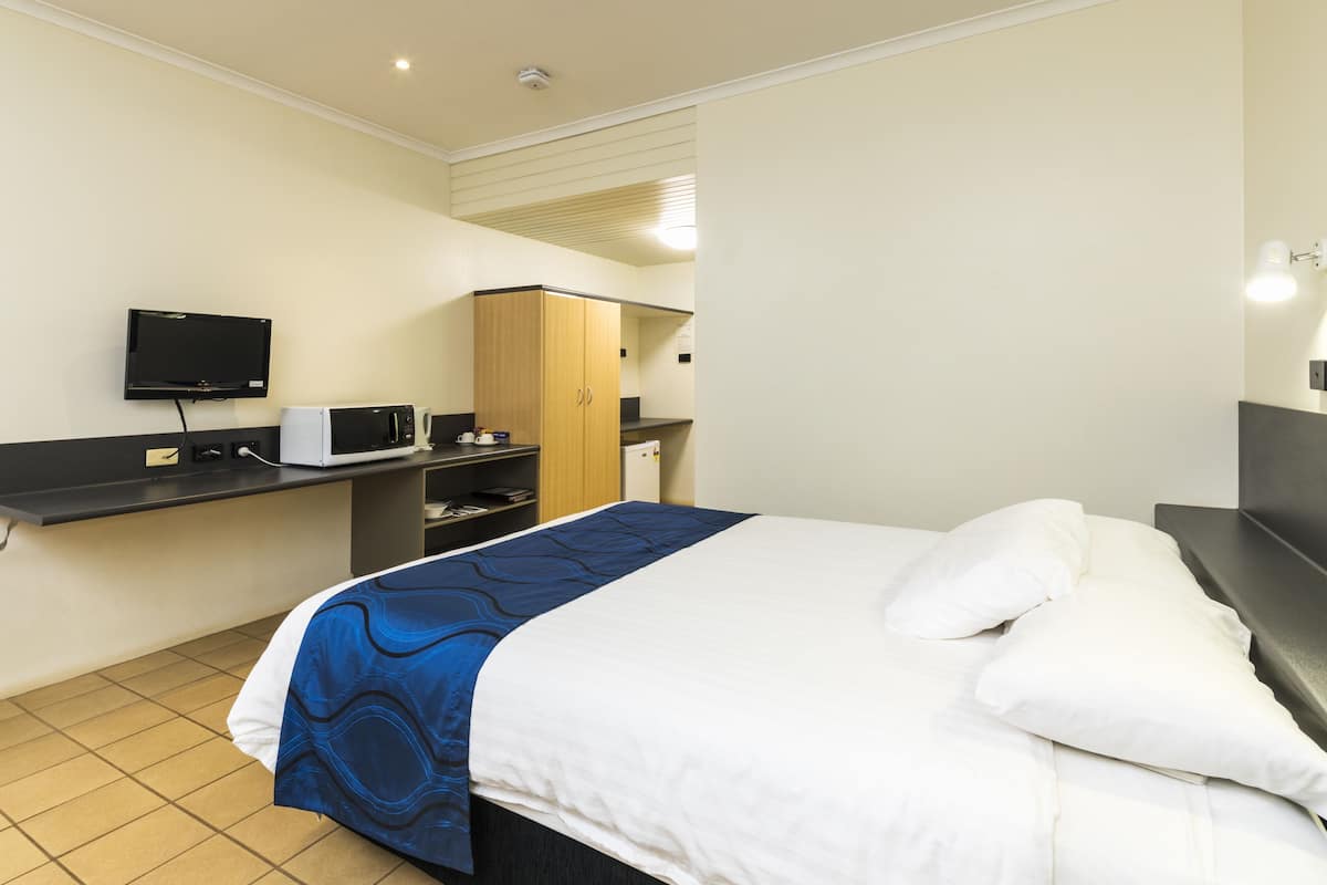 Standard Room | Meja, cadar katil 