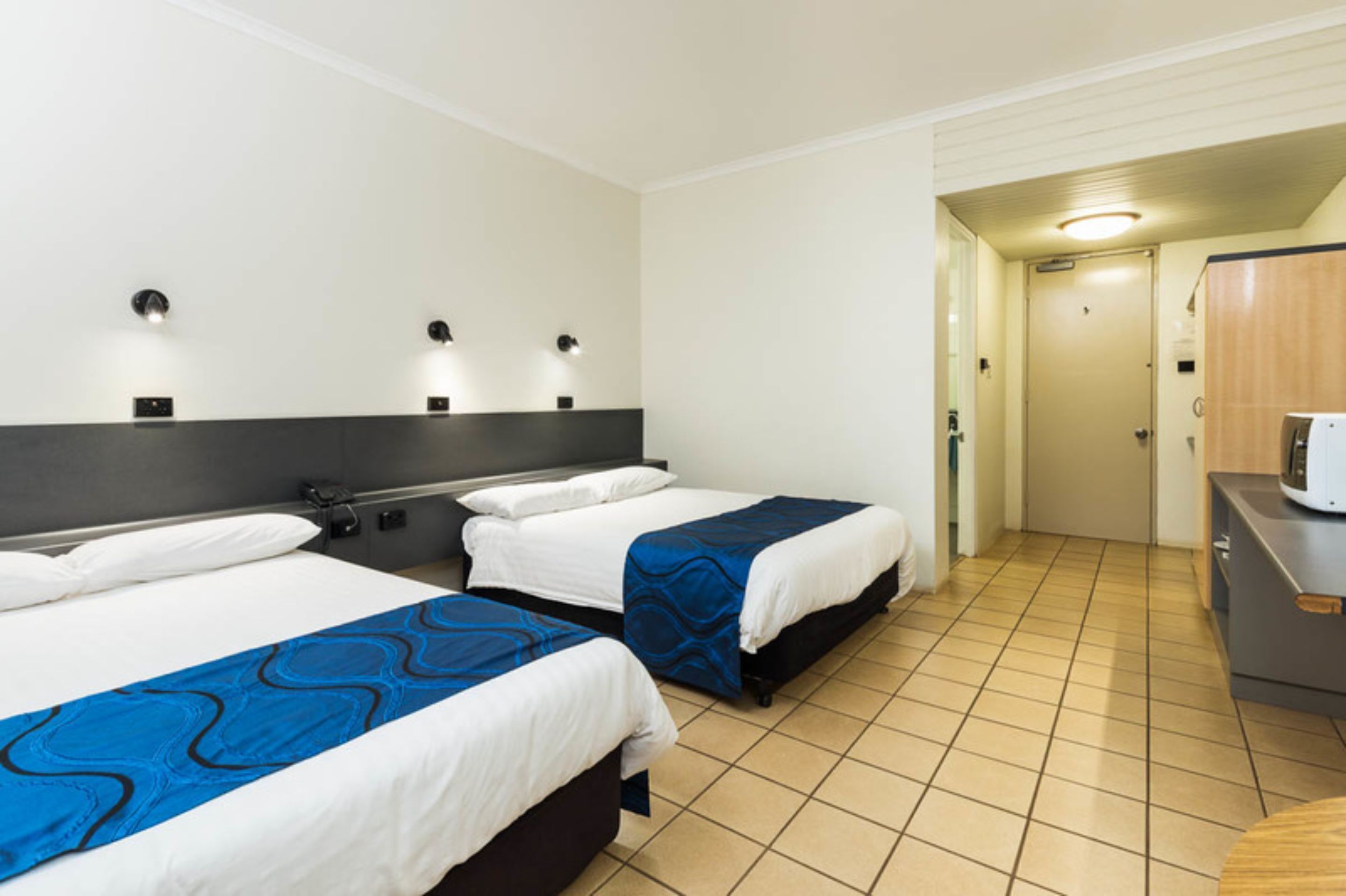 Escritorio y ropa de cama