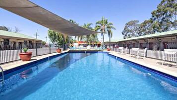 Piscina externa, espreguiçadeiras