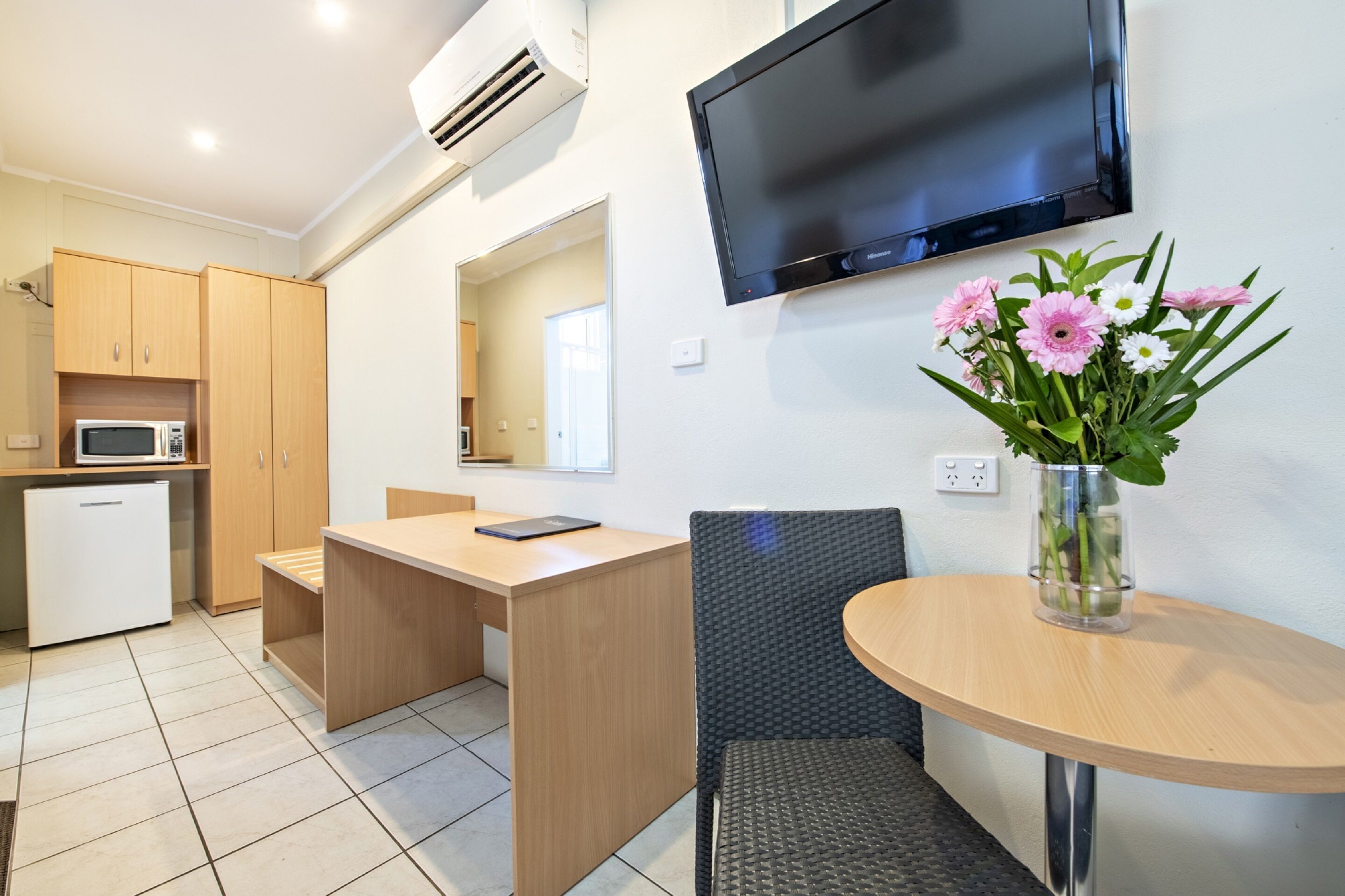 客室ごとに異なる装飾、客室ごとに異なるインテリア、遮光カーテン、アイロン / アイロン台