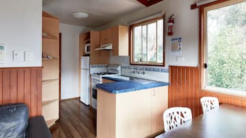 Refrigerador con congelador, microondas y parrilla de estufa