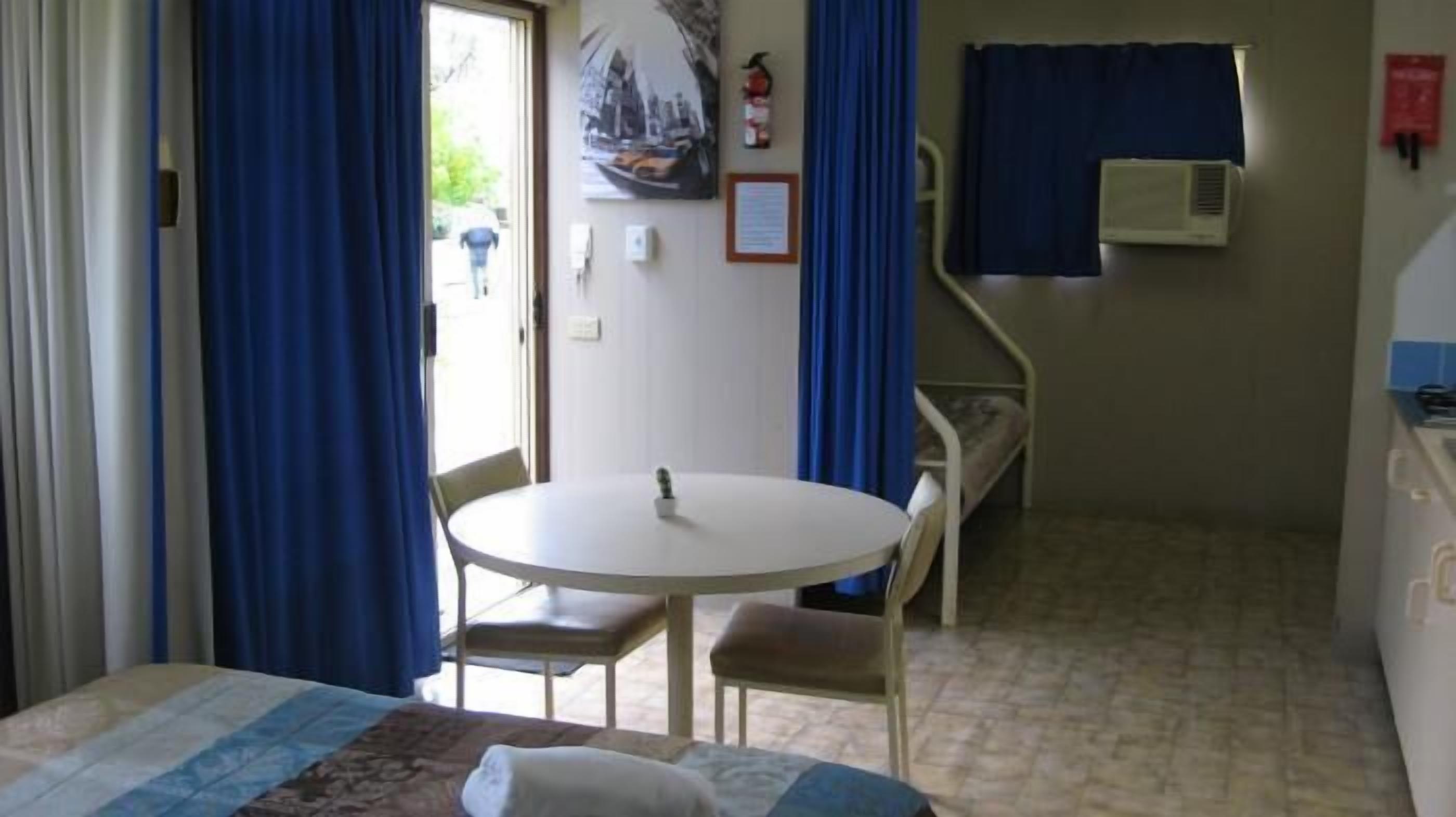 تناول الطعام داخل الغرفة