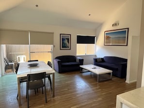 Deluxe Apartment | Living area - Clearwater Motel Apartments (Esperance)