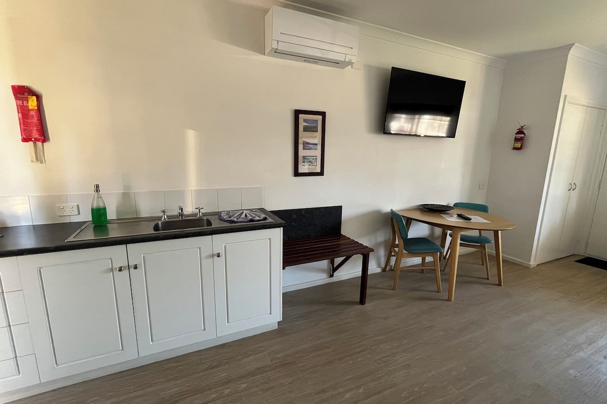 Standard Queen Room | Private kitchenette