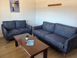 Standard King Room | Living area