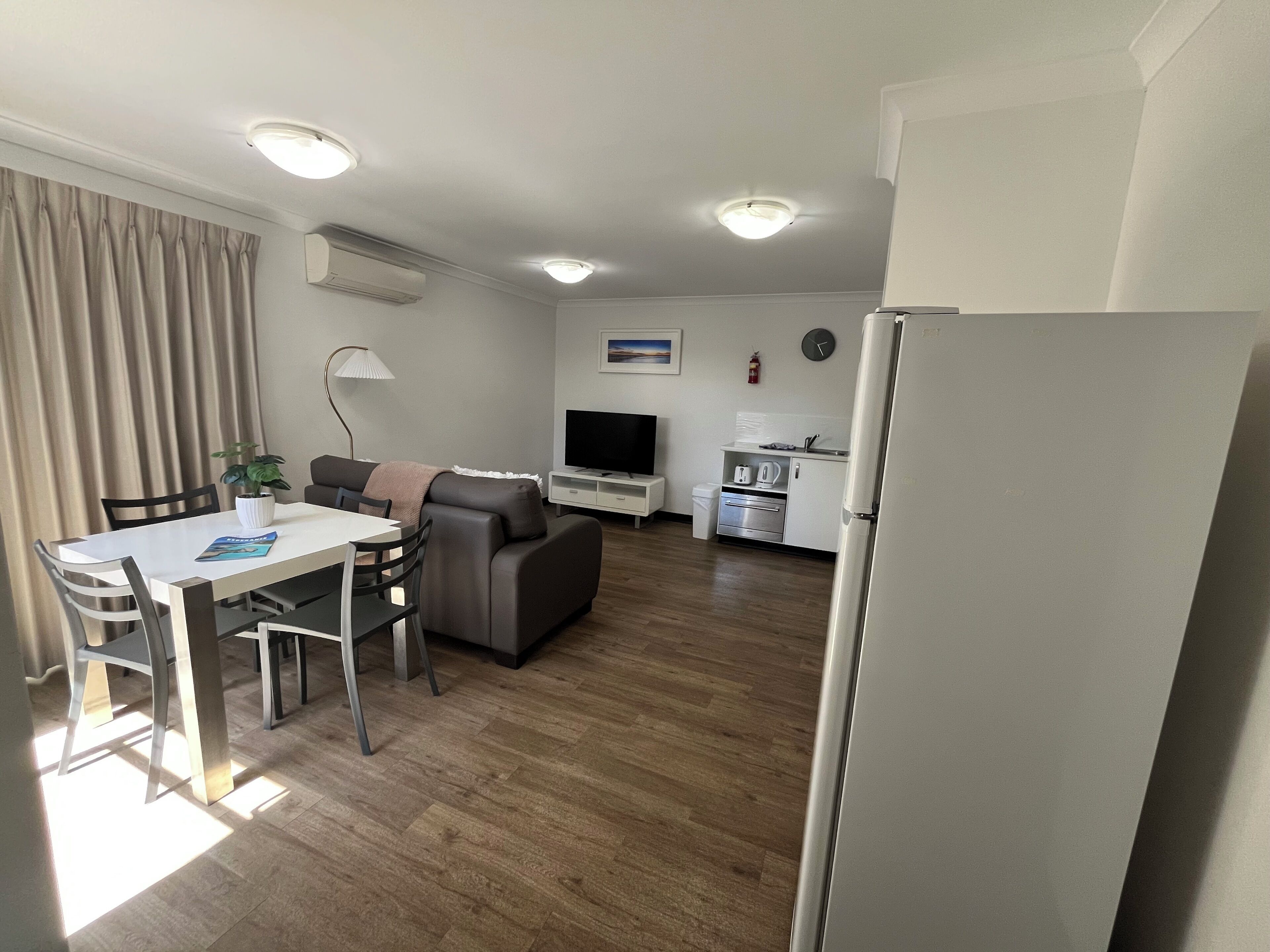 Superior-huoneisto, 1 suuri parisänky | Oleskelualue | 110–senttinen taulutelevisio, jossa digitaalikanavat