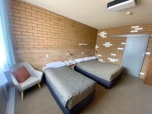 Zimmer, Nichtraucher (Queen + Single Bed) | Schreibtisch, laptopgeeigneter Arbeitsplatz, Verdunkelungsvorhänge