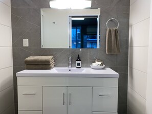 Zimmer, Nichtraucher (Queen + Single Bed) | Badezimmer | Dusche, Haartrockner, Handtücher