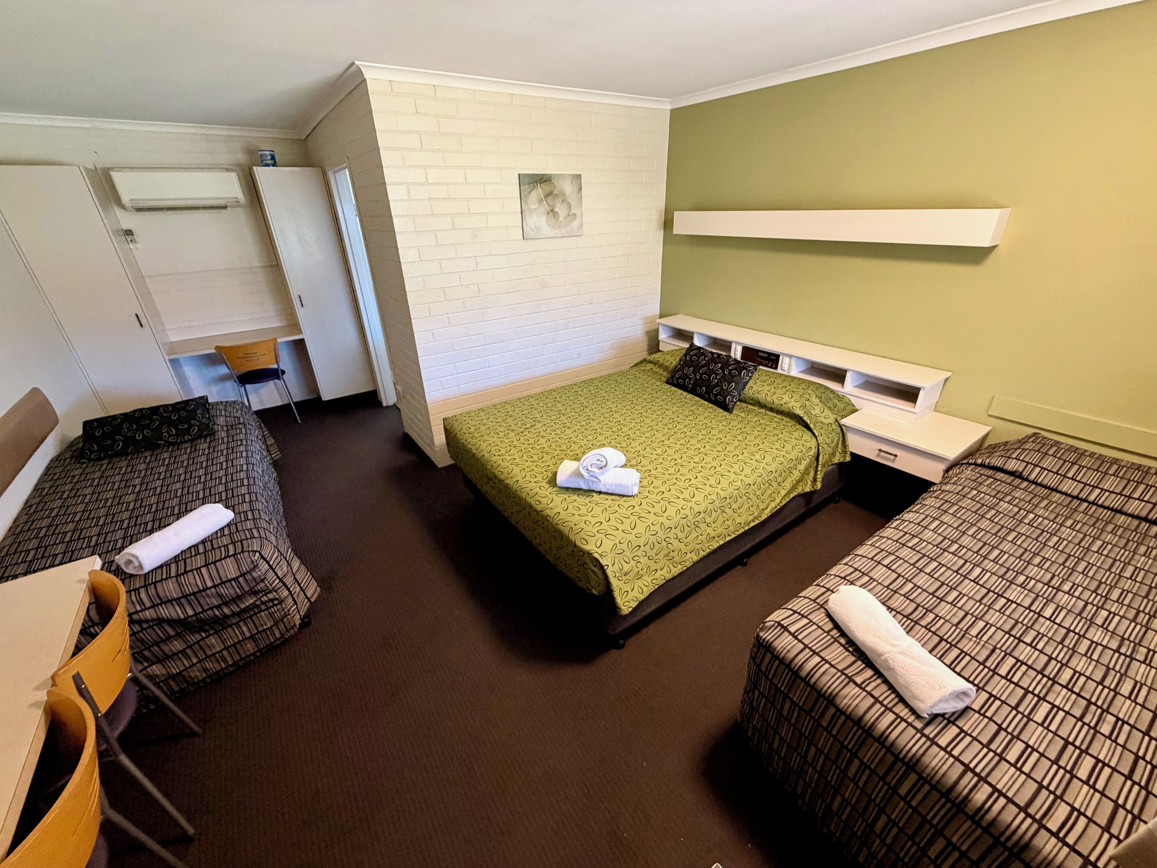 基本四人房, 非吸煙房 | 書桌、熨斗/熨衣板、免費無線上網、床單