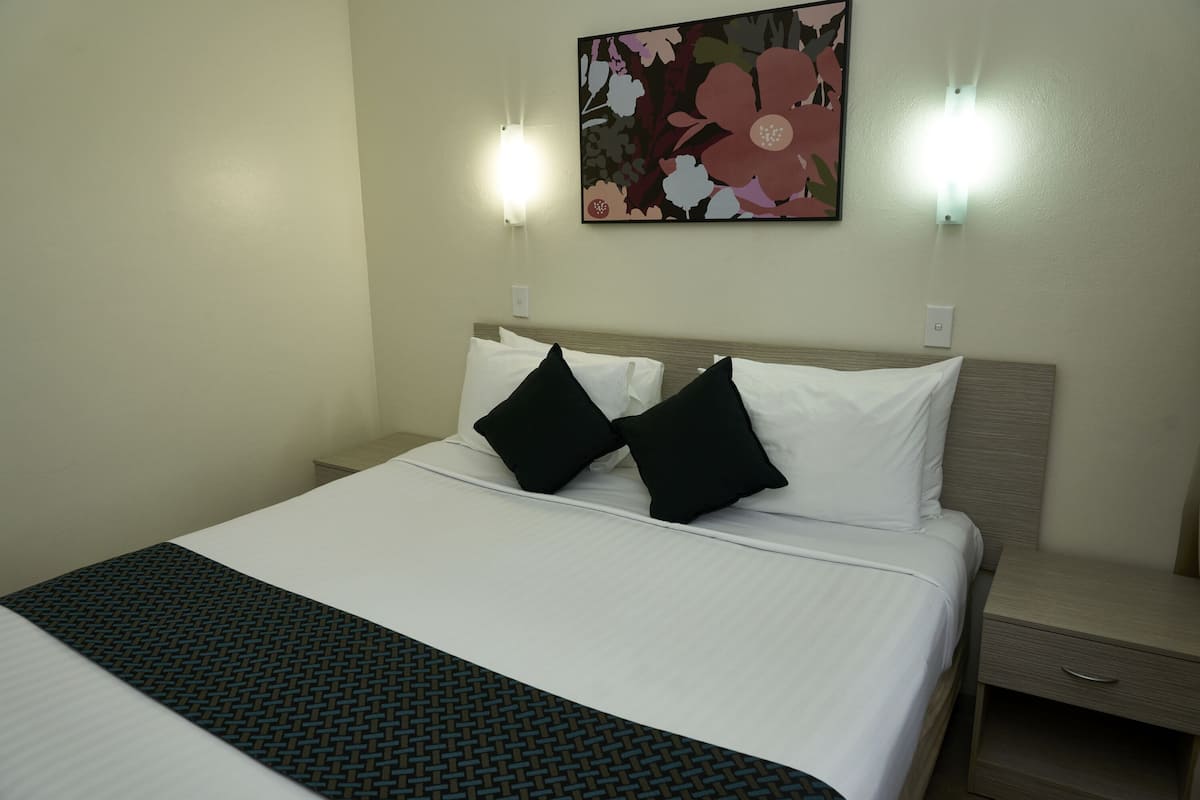 Basic Triple Room | Desk, iron/ironing board, free WiFi, bed sheets