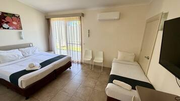 Quarto casal ou duplo standard, várias camas, para não fumantes | Escrivaninha, ferros/tábuas de passar roupa, Wi-Fi de cortesia