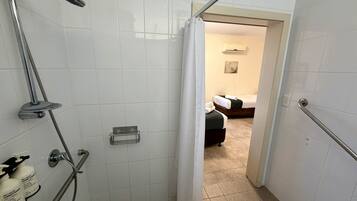 Camera Standard con letto matrimoniale o 2 letti singoli, letti multipli, non fumatori | Bagno | Asciugamani