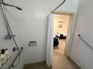 Standaard kamer, 1 twee- of 2 eenpersoonsbedden, meerdere bedden, niet-roken | Badkamer | Handdoeken