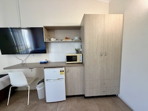 Habitación estándar con 1 cama doble o 2 individuales, varias camas, no fumadores | Servicio de comidas en la habitación