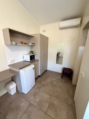 Habitación doble superior, 1 cama de matrimonio grande, no fumadores | Escritorio, tabla de planchar con plancha, wifi gratis y ropa de cama