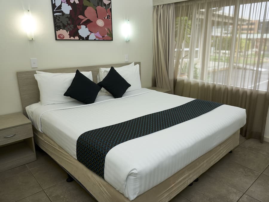 Queen | Desk, iron/ironing board, free WiFi, bed sheets