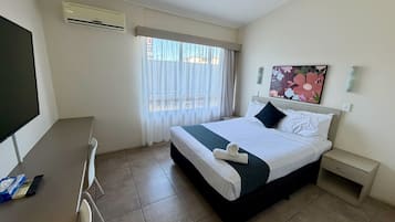 Escritorio, tabla de planchar con plancha, wifi gratis y ropa de cama