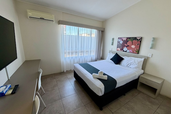Queen | Desk, iron/ironing board, free WiFi, bed sheets