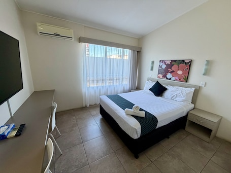 Queen | Desk, iron/ironing board, free WiFi, bed sheets. The Ashwood Motel
