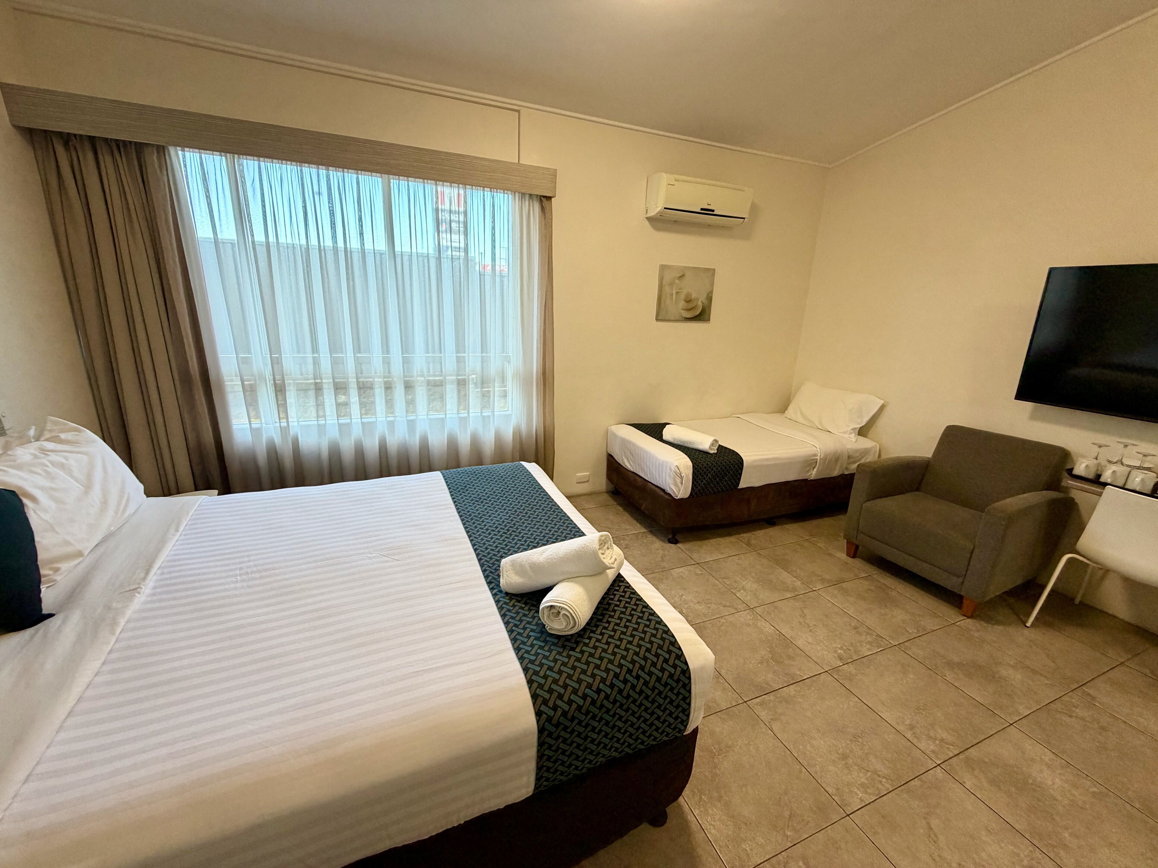 Quarto casal ou duplo standard, várias camas, para não fumantes | Escrivaninha, ferros/tábuas de passar roupa, Wi-Fi de cortesia