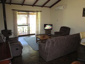 Flat-screen TV - Marri Lodge & Cottages (Margaret River)