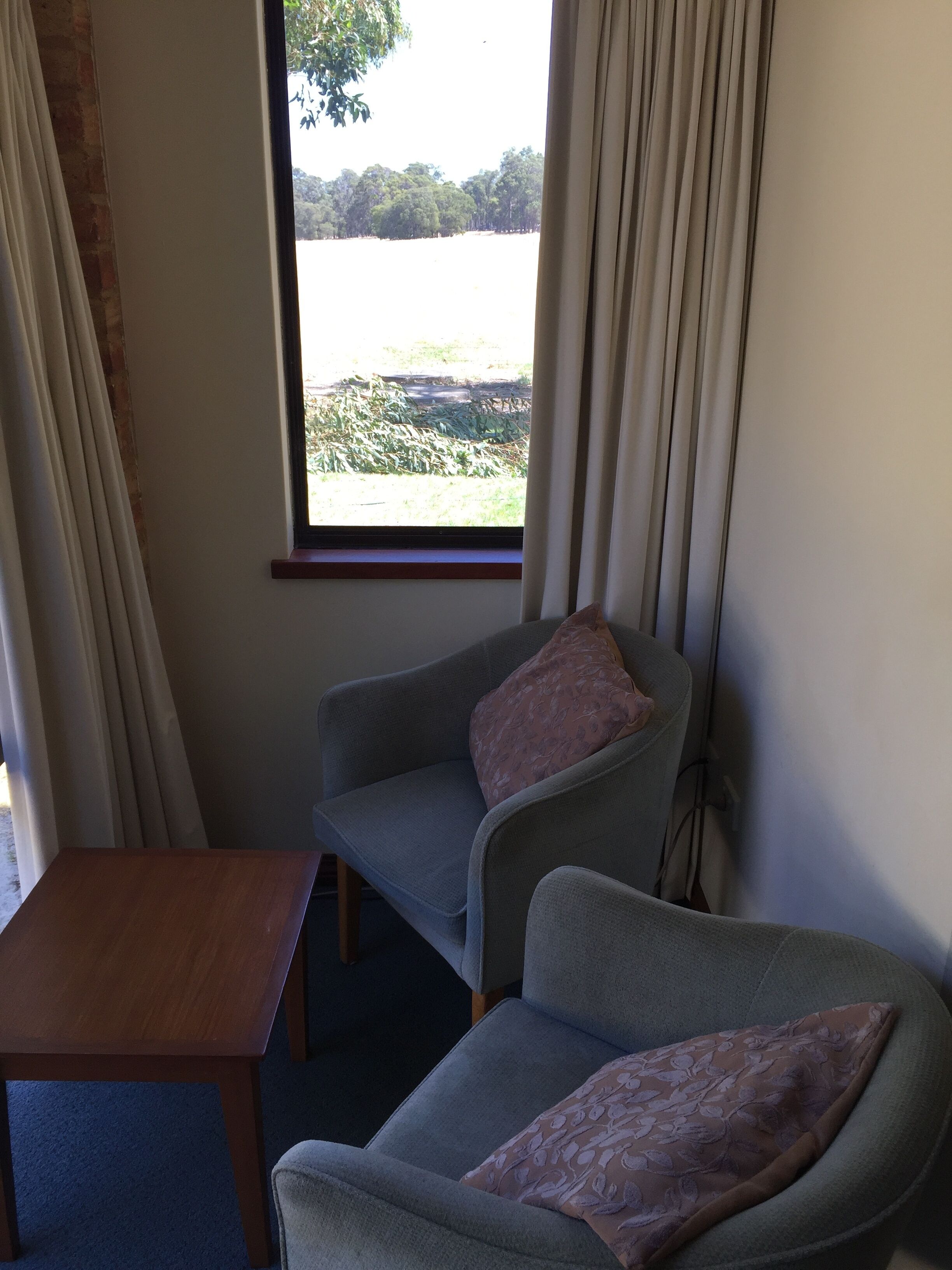 economy studio | living area | flat-screen tv