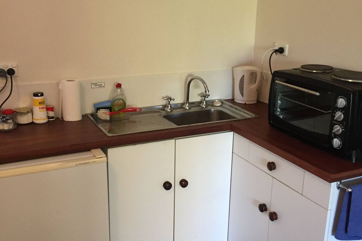 comfort studio, 1 queen bed, hot tub | private kitchenette | fridge, toaster, cookware/dishes/utensils