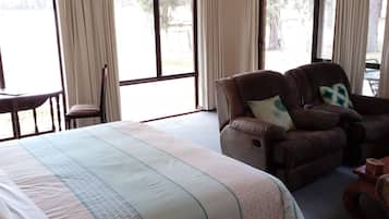 Comfort Studio Suite, 1 King Bed, Hot Tub | Free WiFi, bed sheets
