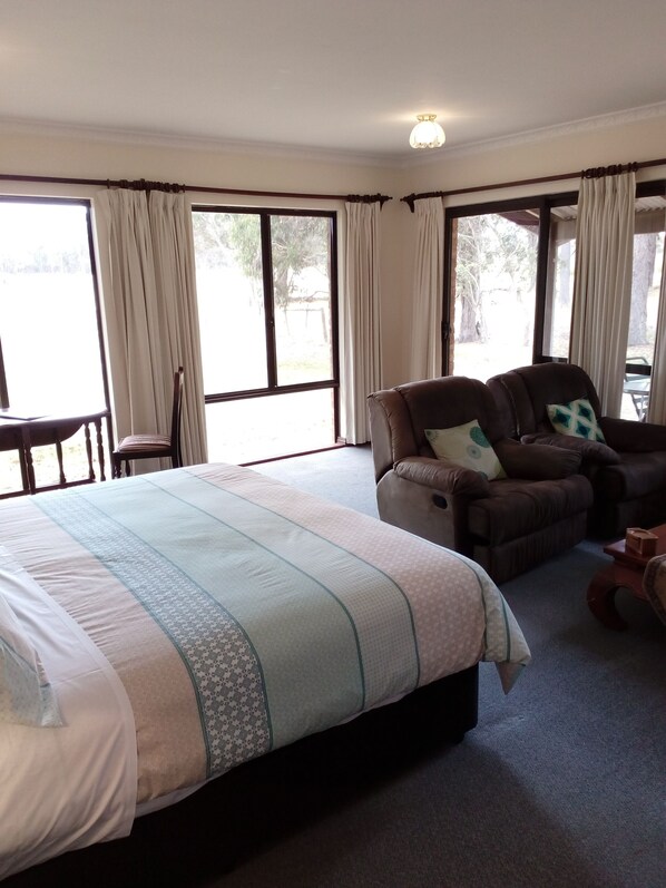Comfort Studio Suite, 1 King Bed, Hot Tub | Free WiFi, bed sheets
