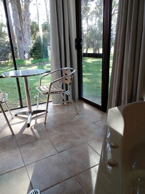 Comfort Studio Suite, 1 King Bed, Hot Tub | Free WiFi, bed sheets - Marri Lodge & Cottages (Margaret River)