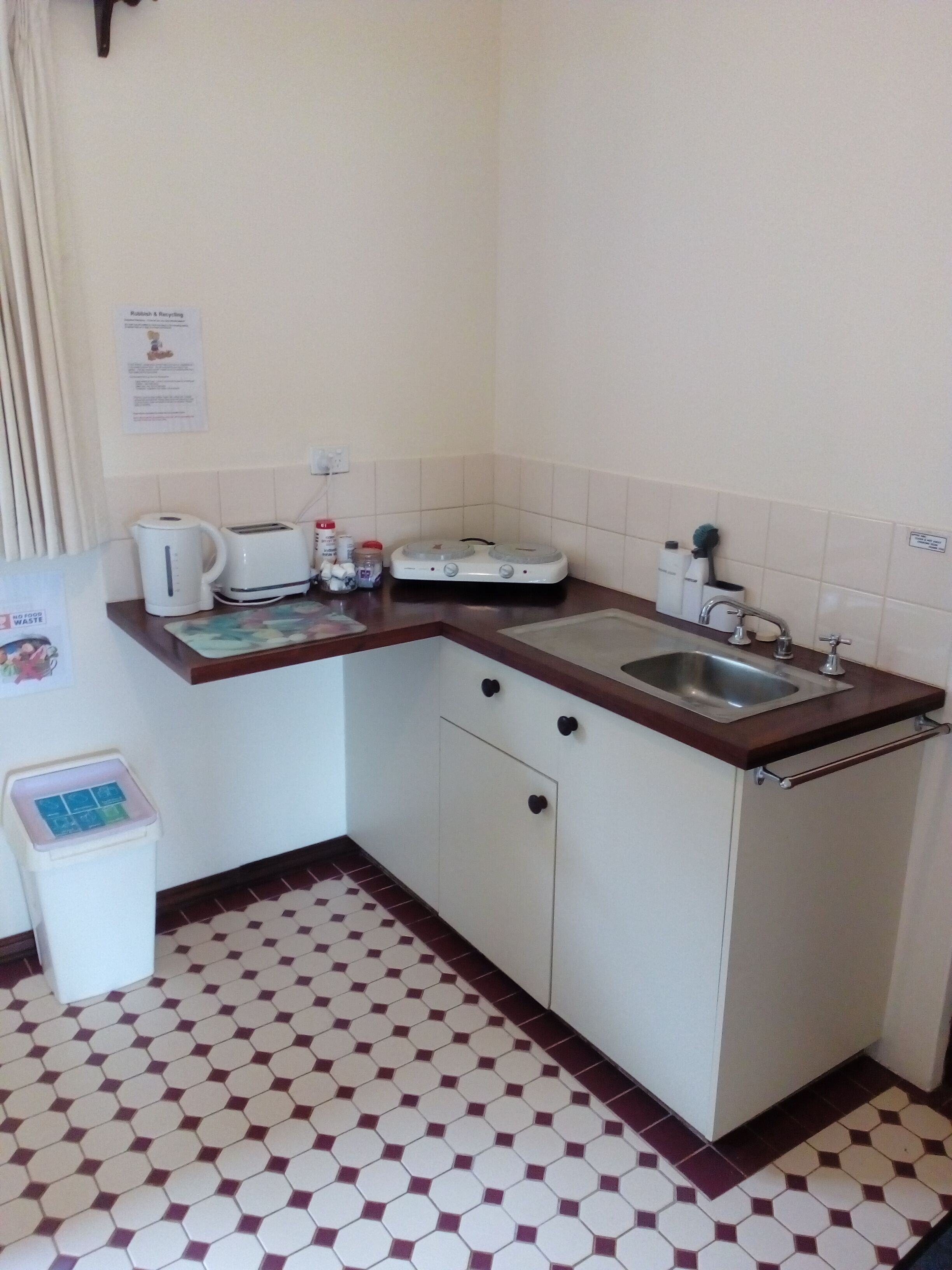 comfort studio suite, 1 king bed, hot tub | private kitchenette | fridge, toaster, cookware/dishes/utensils