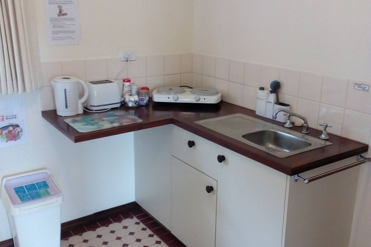 comfort studio suite, 1 king bed, hot tub | private kitchenette | fridge, toaster, cookware/dishes/utensils