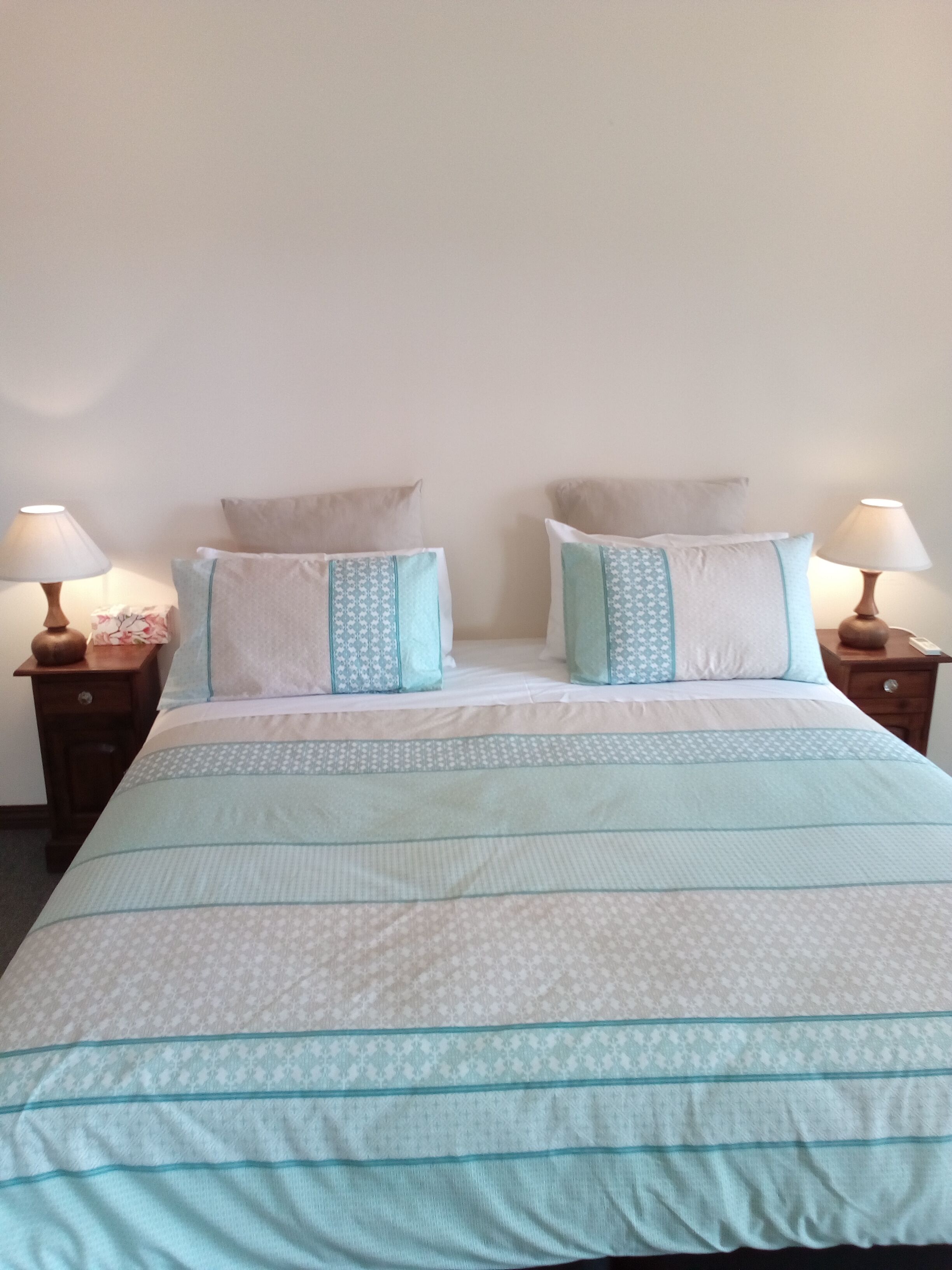 comfort studio suite, 1 king bed, hot tub | free wifi, bed sheets