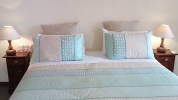Comfort Studio Suite, 1 King Bed, Hot Tub | Free WiFi, bed sheets