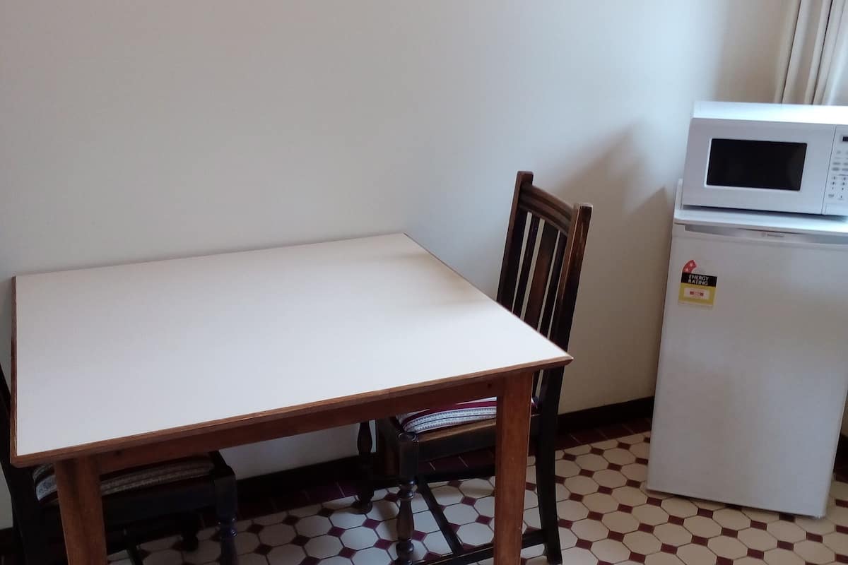 comfort studio suite, 1 king bed, hot tub | in-room dining