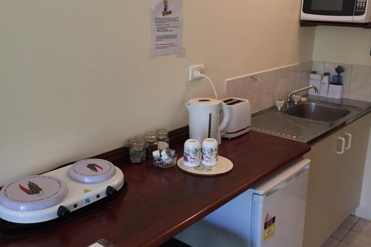 comfort studio suite, 1 king bed, hot tub | private kitchenette | fridge, toaster, cookware/dishes/utensils