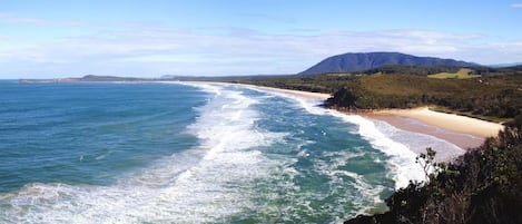 Playa en los alrededores, playa de arena blanca y toallas de playa