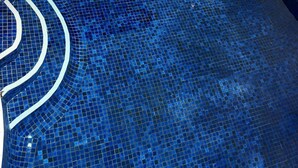 A swimming pool with a blue mosaic tile design. - Seaview Bed and Breakfast (Bonny Hills)
