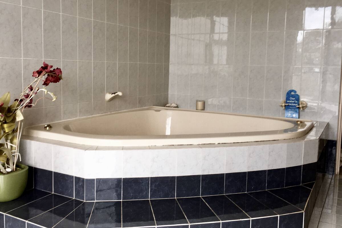 Jetted tub