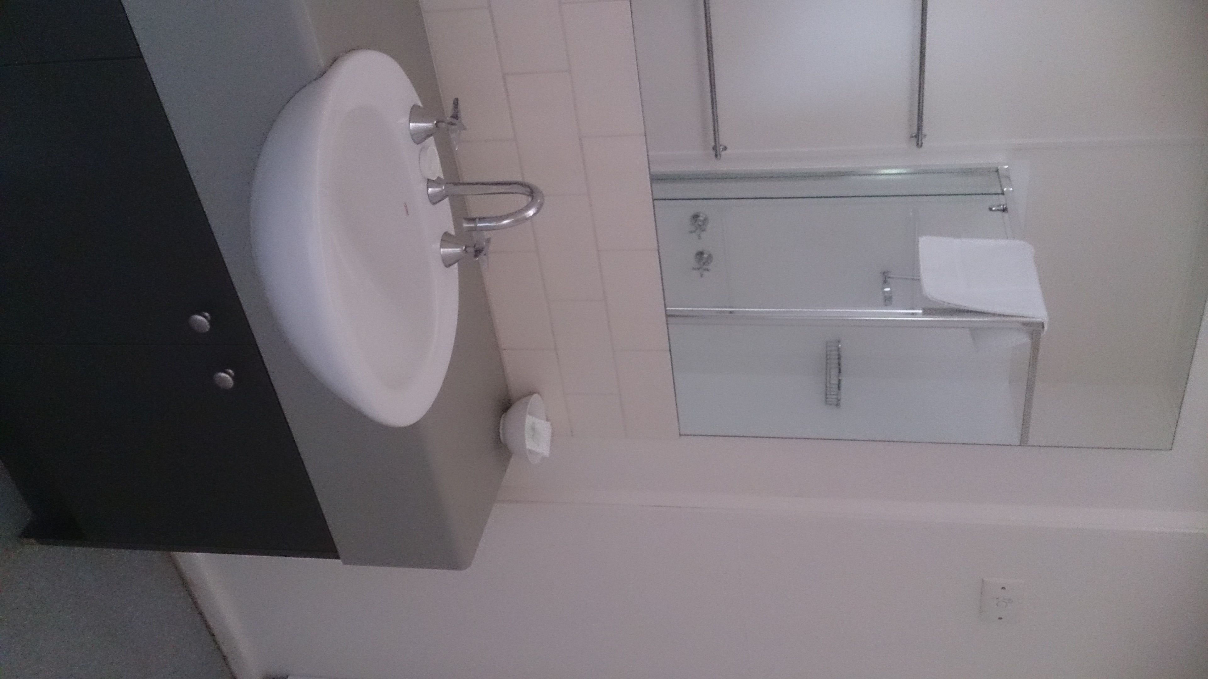 Badkamer met wastafel