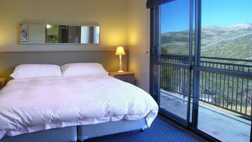 Double or Twin Room, Non Smoking, Mountain View | Soundproofing, bed sheets