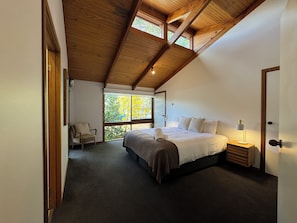 Mountbatten Lodge Four Bedroom | Free WiFi, bed sheets