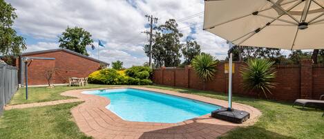 Piscina stagionale all'aperto, ombrelloni da piscina, lettini