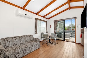 Biệt thự Deluxe, 2 phòng ngủ, không hút thuốc, bếp nhỏ (Villa 6 Berth) | Khu phòng khách | TV màn hình phẳng 