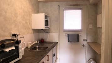 Standard-studio | Yksityinen keittiö | Täysikokoinen jääkaappi, mikroaaltouuni, uuni, liesi