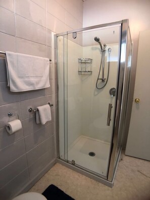 Standard-Suite, 2 Schlafzimmer | Dusche im Bad