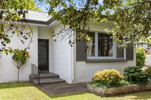 Front of property - The Commodore (Mount Gambier)