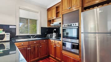 Three-Bedroom House- 1 Fairlie Streeet | 私人廚房 | 電熱水壺