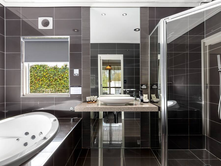 Executive Spa Suite | Baño | Secador de pelo y toallas